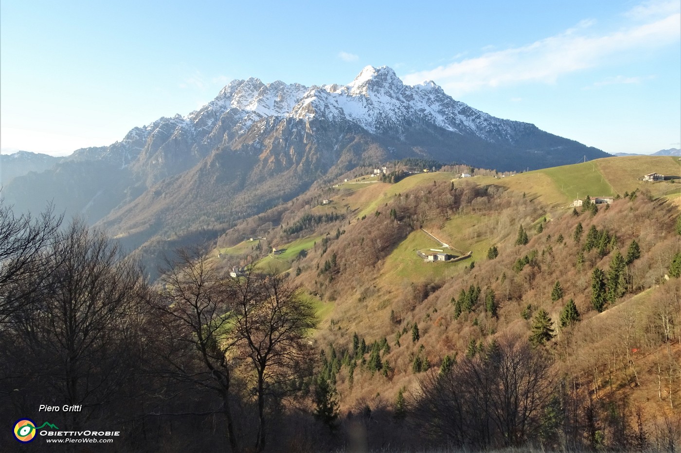 13 Vista dal sent. 223 verso il Colle di Zambla e l'Alben.JPG